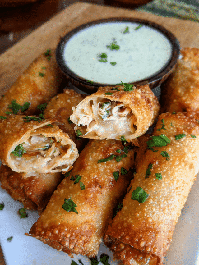 Cheesy jalapeno chicken rolls served with creamy jalapeño dipping sauce