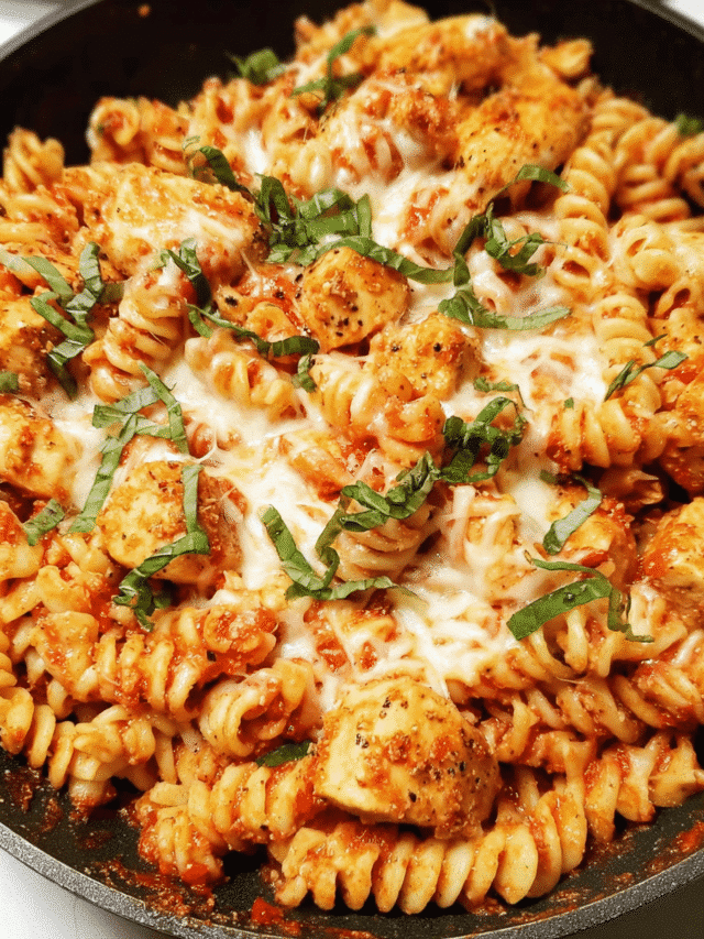 25-Minute Chicken Parmesan Pasta in skillet
